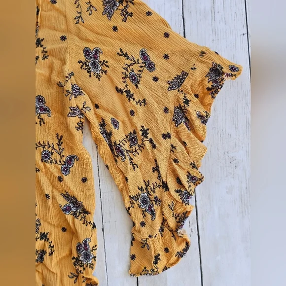 Lauren Conrad Mustard Yellow Floral Crinkle Flutter Ruffle Bell Sleeve Top Tie - Picture 4 of 10